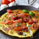 Omelette mit Räucherlachs und getrockneten Tomaten – Ein himmlische Kombination fürs Frühstück