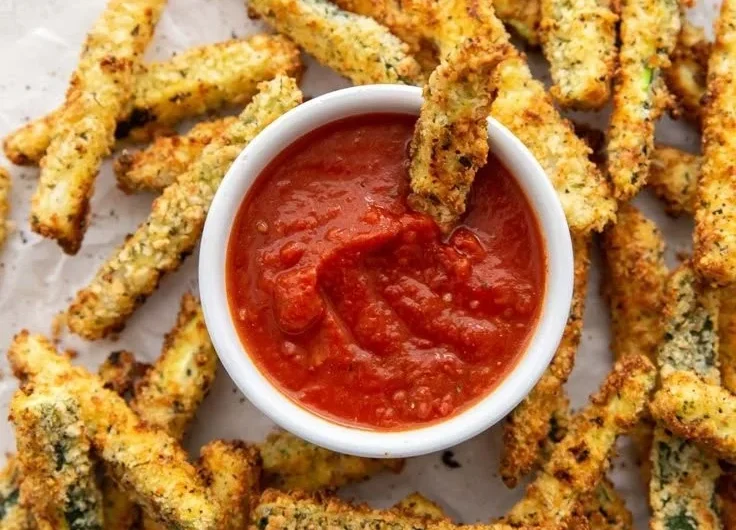 Knusprige Zucchini Fries aus dem Air Fryer auf einem Teller angerichtet