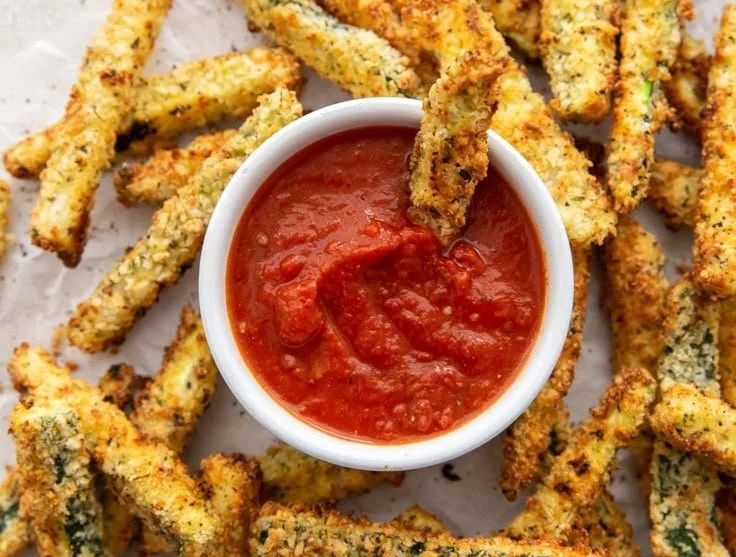 Knusprige Zucchini Fries aus dem Air Fryer auf einem Teller angerichtet