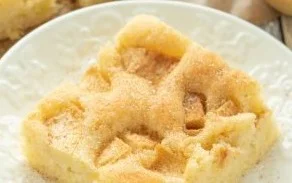 Blech Apfelkuchen mit Apfelstücken und Zimt dekoriert