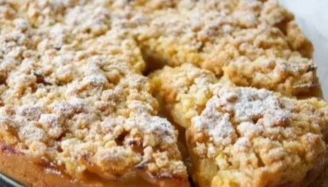 Apfelkuchen mit Streuseln auf einem Teller, ein traditionelles Oma-Rezept