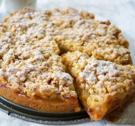 Apfelkuchen mit Streuseln auf einem Teller, ein traditionelles Oma-Rezept