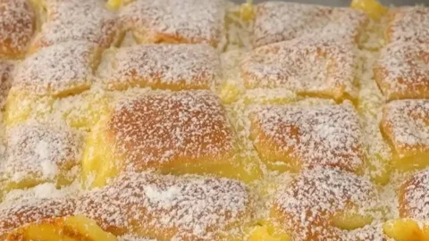 Delizioser Apfelkuchen mit Vanillepudding auf einem Teller
