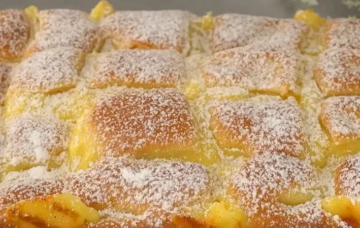 Delizioser Apfelkuchen mit Vanillepudding auf einem Teller