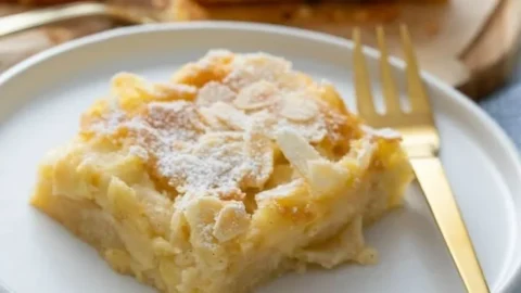 Leckerer Apfelkuchen vom Blech mit saftigen Äpfeln und Zimt