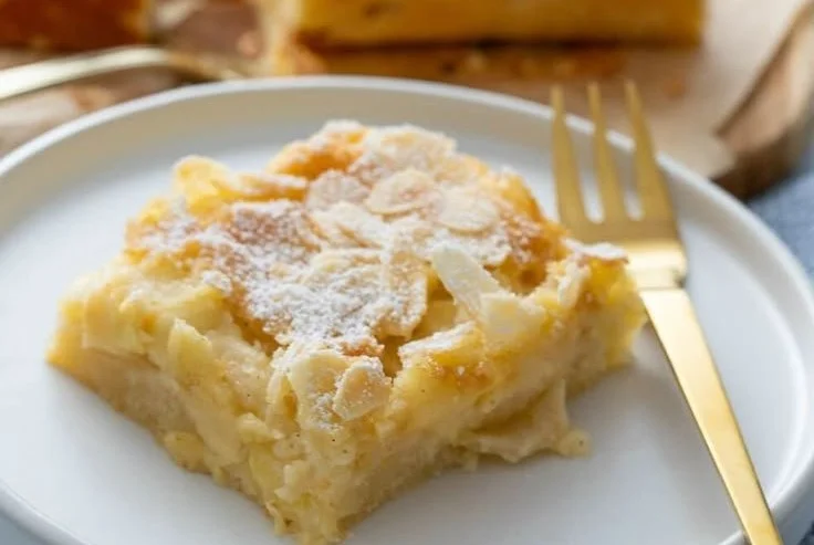 Leckerer Apfelkuchen vom Blech mit saftigen Äpfeln und Zimt