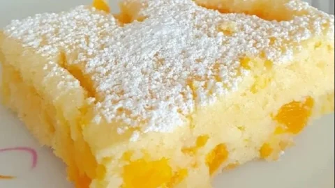 Leckerer Bleckuchen mit frischen Obstbelag auf einem Blech