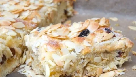 Aufschnitt von frisch gebackenem Butterkuchen auf einem Holzbrett