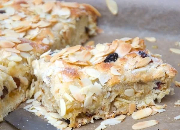 Aufschnitt von frisch gebackenem Butterkuchen auf einem Holzbrett
