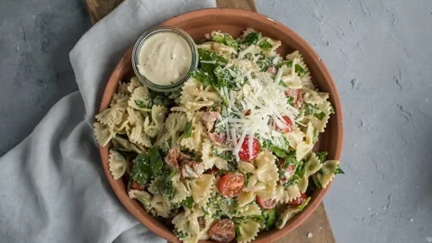 Leckere Caesar Pasta Salat mit frischen Zutaten und würzigem Dressing.