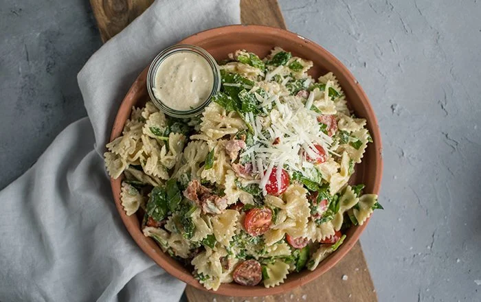 Leckere Caesar Pasta Salat mit frischen Zutaten und würzigem Dressing.