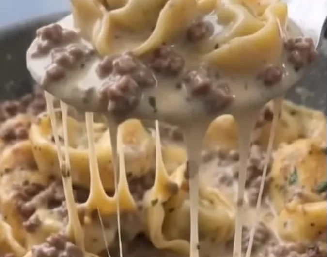 Cremige Knoblauchbutter-Rindfleisch-Tortellini-Pfanne serviert auf einem Teller