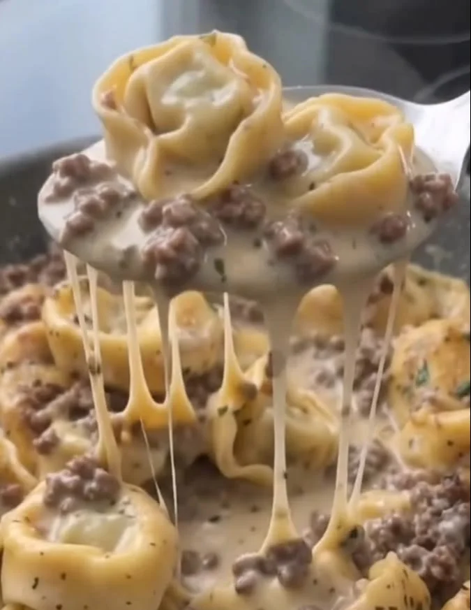 Cremige Knoblauchbutter-Rindfleisch-Tortellini-Pfanne serviert auf einem Teller