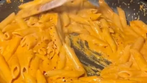 Eine Schüssel cremige Pasta mit frischen Kräutern und Parmesan