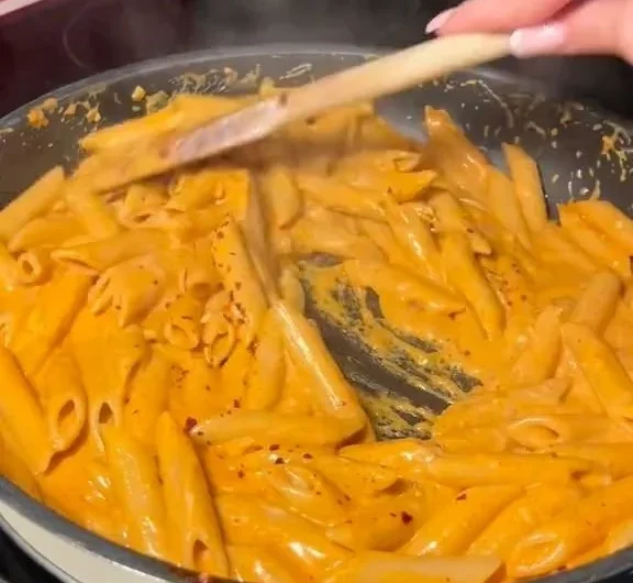 Eine Schüssel cremige Pasta mit frischen Kräutern und Parmesan