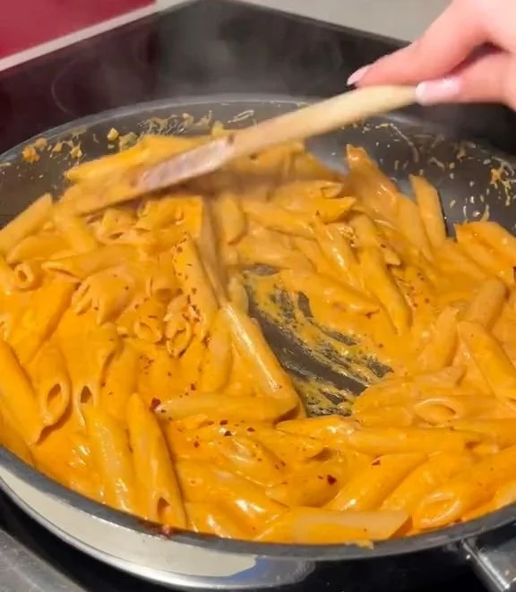Eine Schüssel cremige Pasta mit frischen Kräutern und Parmesan