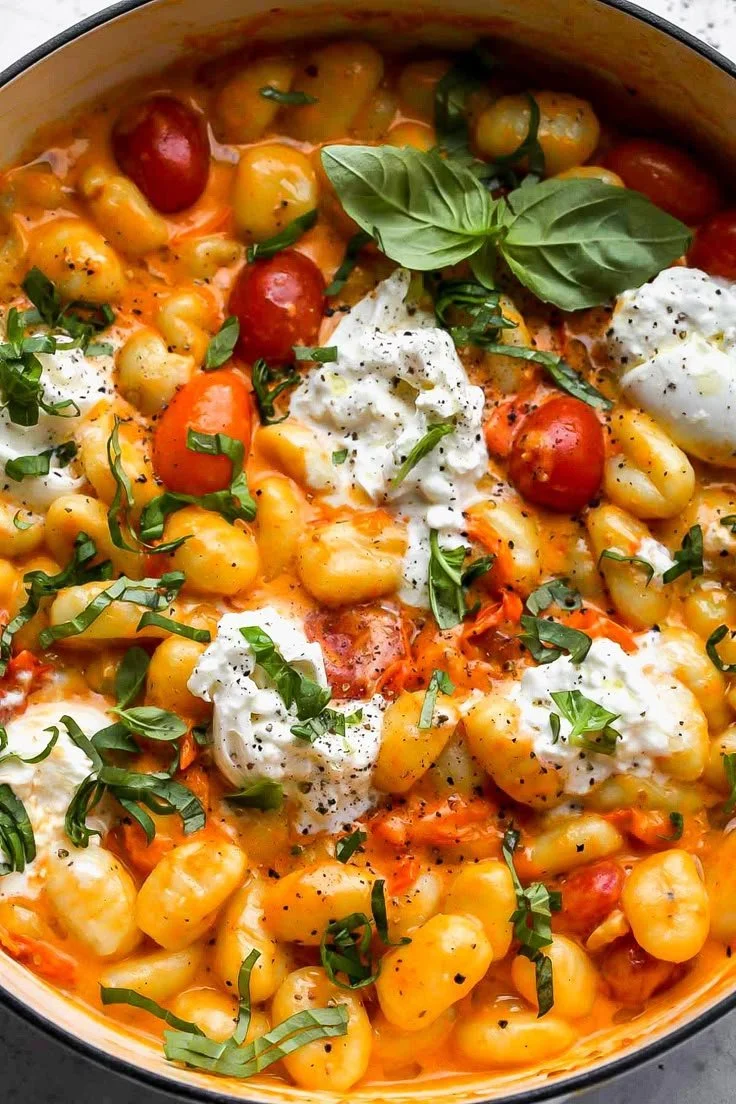 Cremige Tomaten-Gnocchi in einer weißen Schüssel, garniert mit frischem Basilikum
