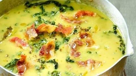Cremige Wirsingsuppe mit Kartoffeln und Speck in einer Schüssel