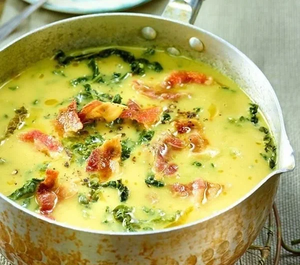 Cremige Wirsingsuppe mit Kartoffeln und Speck in einer Schüssel