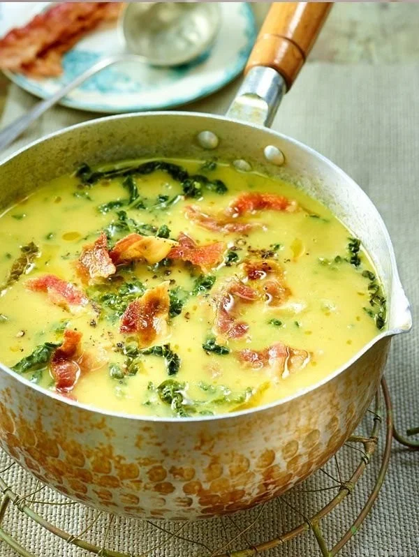 Cremige Wirsingsuppe mit Kartoffeln und Speck in einer Schüssel