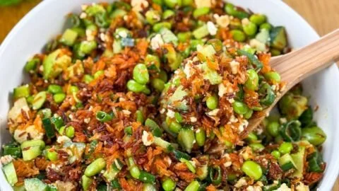 Rezept für knusprigen Reissalat mit frischen Zutaten auf einem Teller