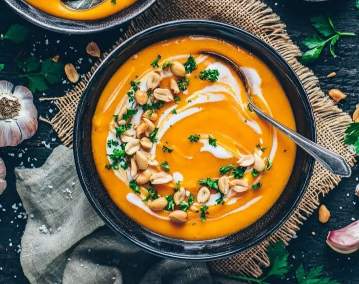 Schüssel mit cremiger gerösteter Kürbissuppe, vegan und lecker.