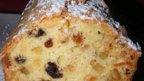 Köstlicher Gyümölcskenyér mit frischen Früchten und Nüssen