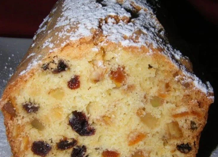Köstlicher Gyümölcskenyér mit frischen Früchten und Nüssen