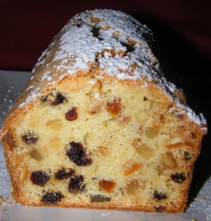 Köstlicher Gyümölcskenyér mit frischen Früchten und Nüssen