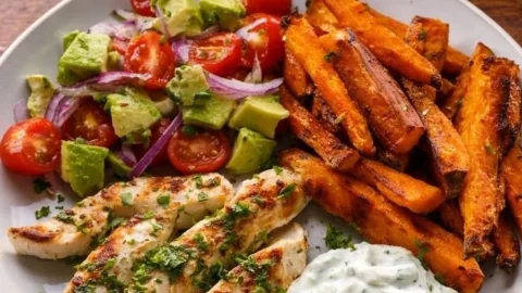 Hausgemachte Bowl mit frischen Zutaten und ansprechender Präsentation.