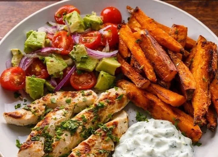 Hausgemachte Bowl mit frischen Zutaten und ansprechender Präsentation.