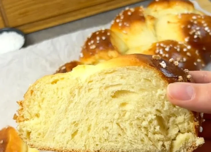 Frischer Hefezopf auf einem Holzbrett, goldbraun und appetitlich
