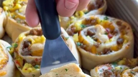 Frühstücksbrötchen mit herzhaften Zutaten auf einem Tisch