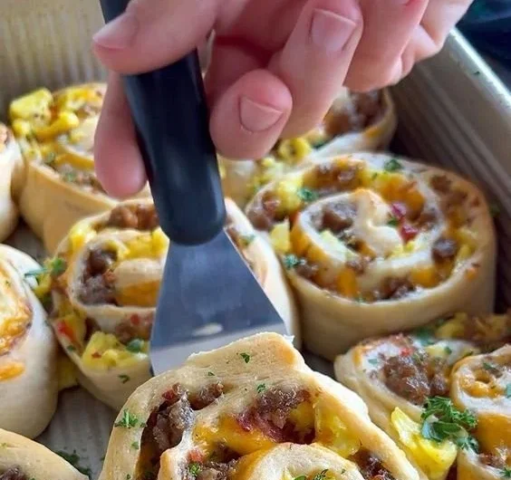 Frühstücksbrötchen mit herzhaften Zutaten auf einem Tisch