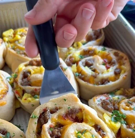 Frühstücksbrötchen mit herzhaften Zutaten auf einem Tisch
