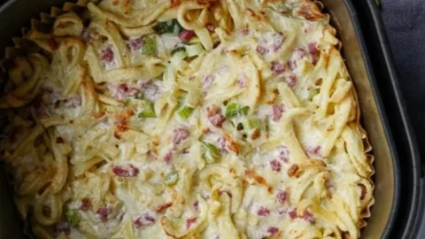 Käsespätzle aus dem Airfryer serviert mit Käse und Zwiebeln