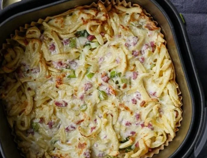 Käsespätzle aus dem Airfryer serviert mit Käse und Zwiebeln