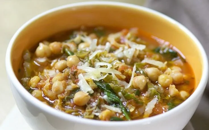Kichererbsen-Wirsing-Suppe mit Tomaten in einer Schüssel serviert