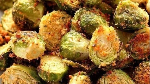 Knoblauch Parmesan Röstungen von Rosenkohl auf einem Teller serviert