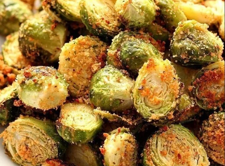 Knoblauch Parmesan Röstungen von Rosenkohl auf einem Teller serviert