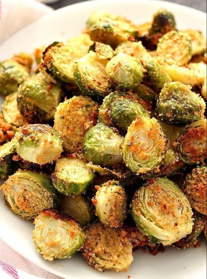 Knoblauch Parmesan Röstungen von Rosenkohl auf einem Teller serviert