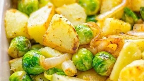 Schüssel mit Knoblauch Rosenkohl Kartoffeln, frisch zubereitet und serviert.