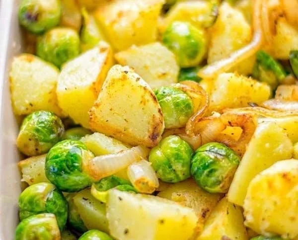 Schüssel mit Knoblauch Rosenkohl Kartoffeln, frisch zubereitet und serviert.