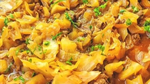 Kohl-Hackfleisch-Pfanne mit frischem Gemüse und Gewürzen zubereitet