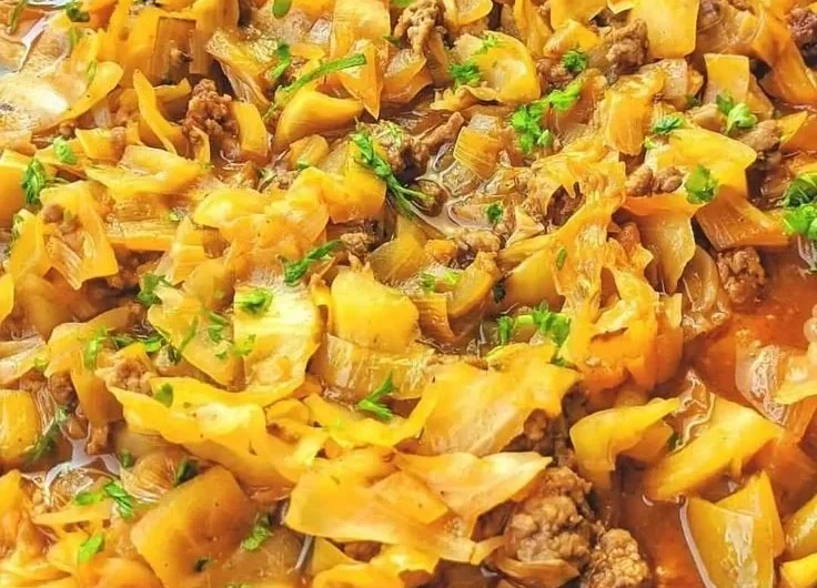 Kohl-Hackfleisch-Pfanne mit frischem Gemüse und Gewürzen zubereitet