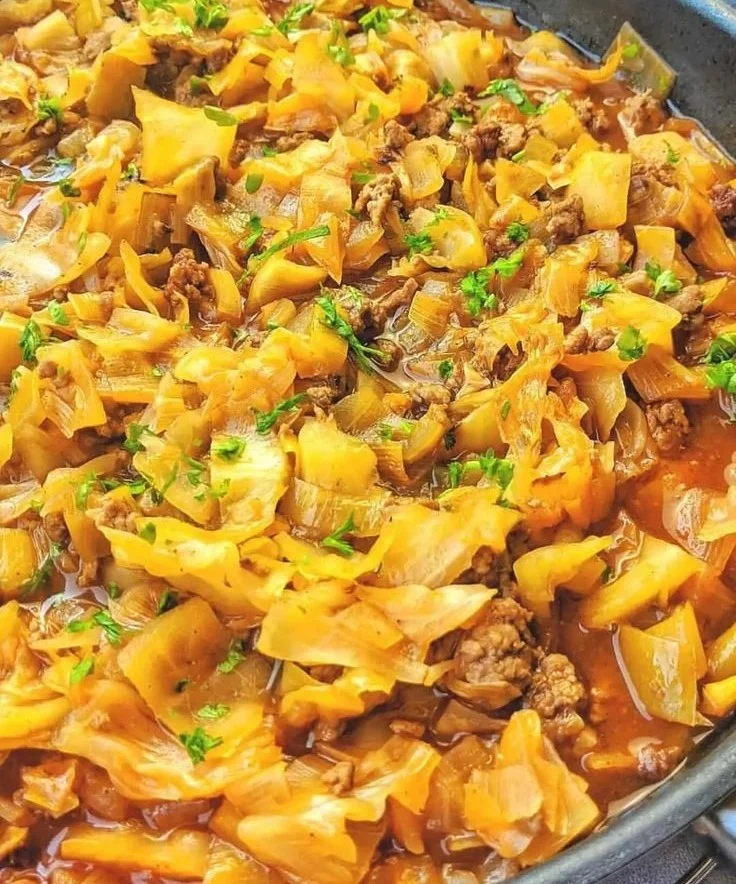 Kohl-Hackfleisch-Pfanne mit frischem Gemüse und Gewürzen zubereitet