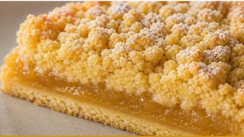 Kuchen mit Apfelmus und Vanillepudding auf einem weißen Teller