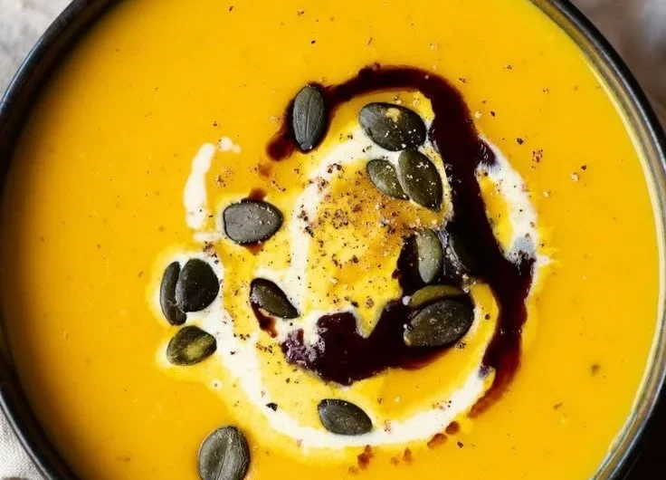 Kürbis-Kartoffel-Suppe nach Omas Rezept in einer Schüssel serviert