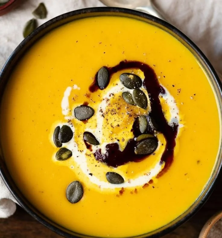 Kürbis-Kartoffel-Suppe nach Omas Rezept in einer Schüssel serviert