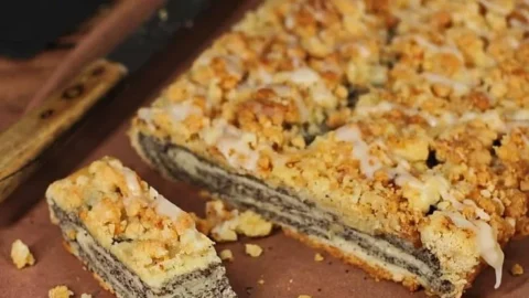 Leckerer Mohnstriezel frisch gebacken auf einem Tisch